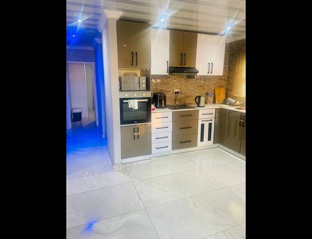 2 BEDROOM HOUSE FOR SALE IN NEWLANDS WEST